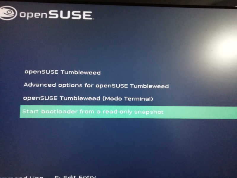 Temos un menú para acceder a OpenSuse, ás opcións avanzadas ou unha opción que no meu caso di *Start bootloader from a read only snapshot*.